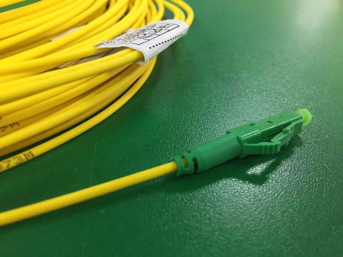 E2000 APC To LC APC Short Boot Fiber Optical Patch Cord Single Mode Simplex
