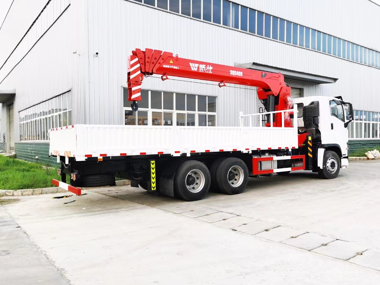 Chinese Hydraulic Valve Isuzu Chassis 12 Tons Telescopic Boom Truck Mounted Crane