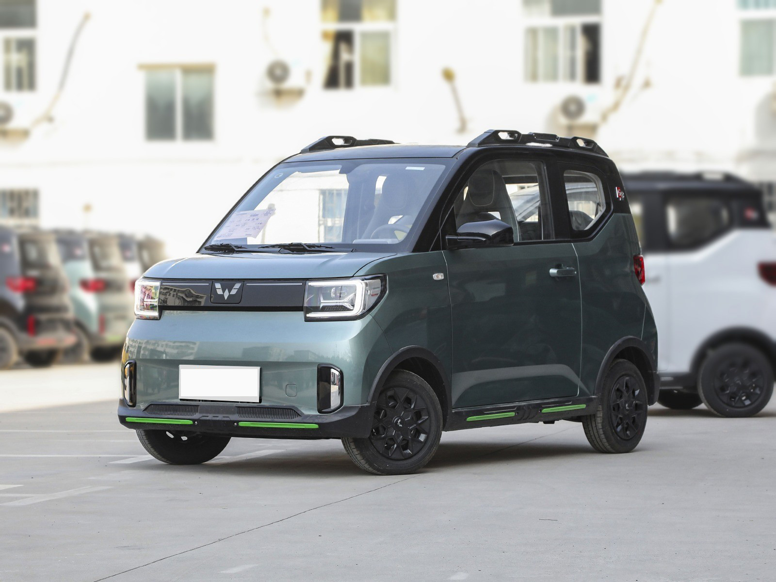 Wuling Airbag Mini Electric Car Hatchback 100km/H 4 Seats Lithium Battery
