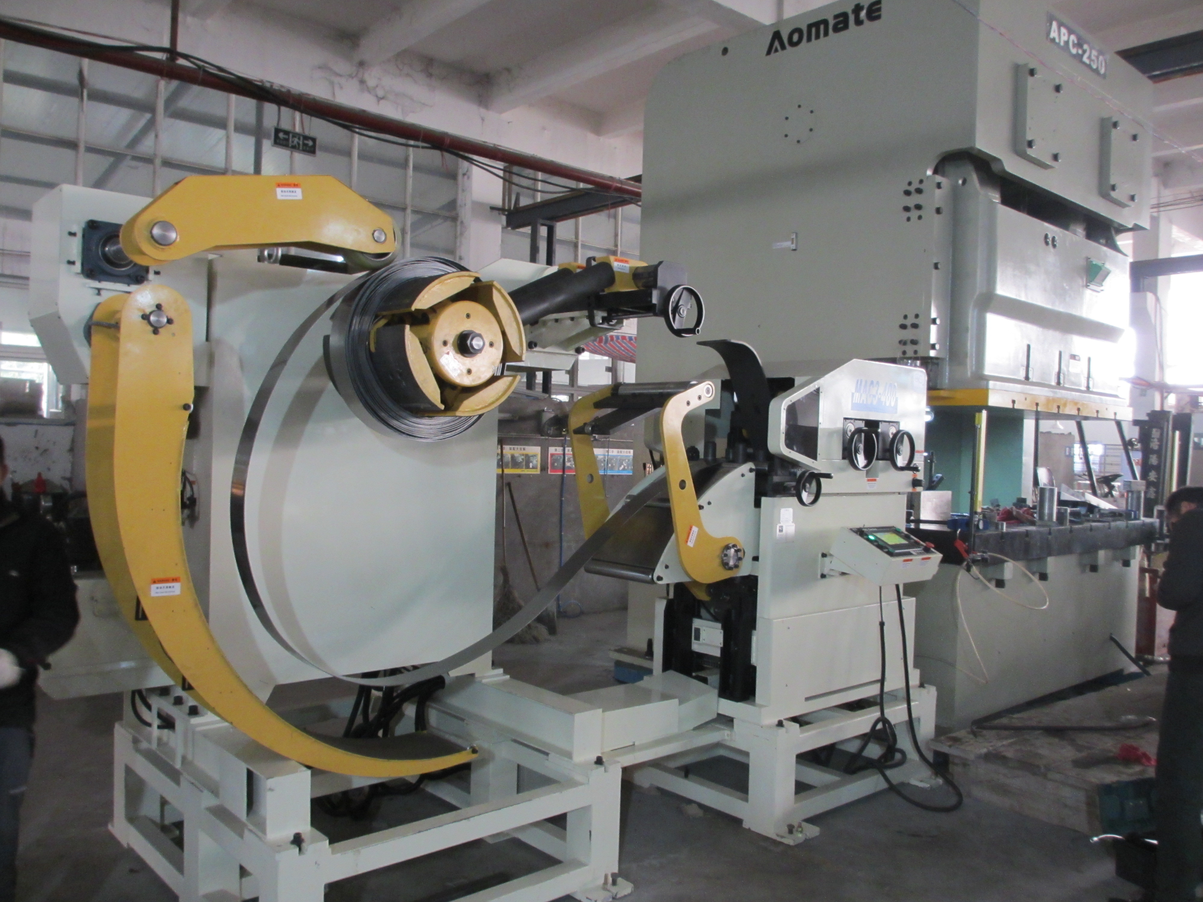 Metal Sheet Stamping Mandrel Expansion Decoiler Straightener Feeder Speed 16~24 M / Min