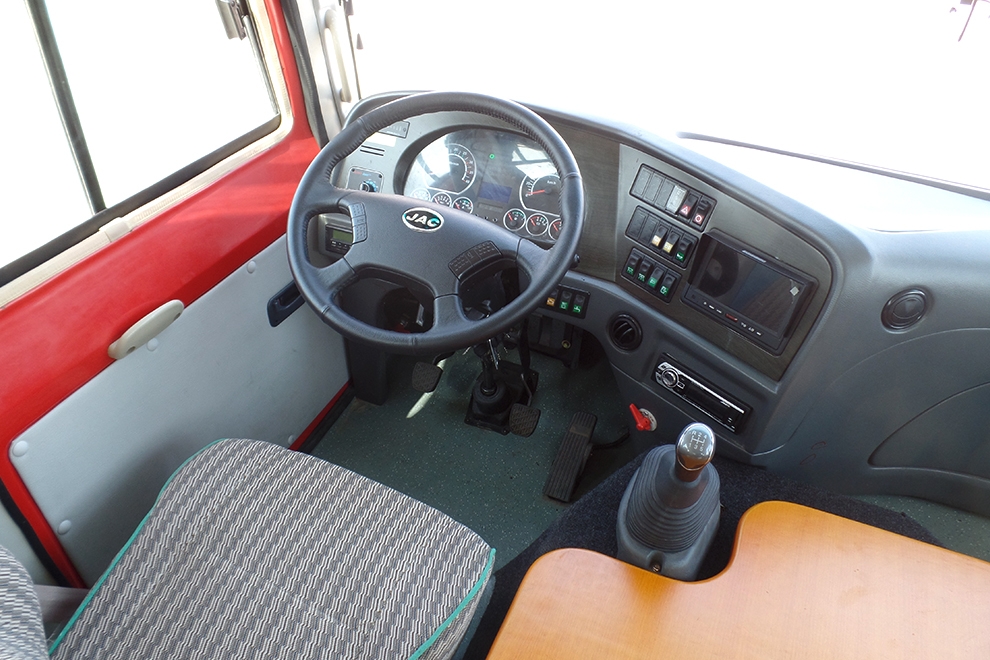 Luxury 25-30 Seats Tourist CNG Coach Bus with Manual Transmission and Diesel Fuel