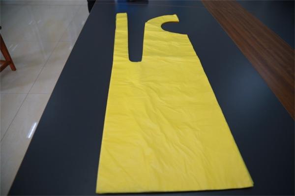 Buy cheap LDPE HDPE Material Disposable Polythene Aprons For Food Processing / Healthcare from wholesalers