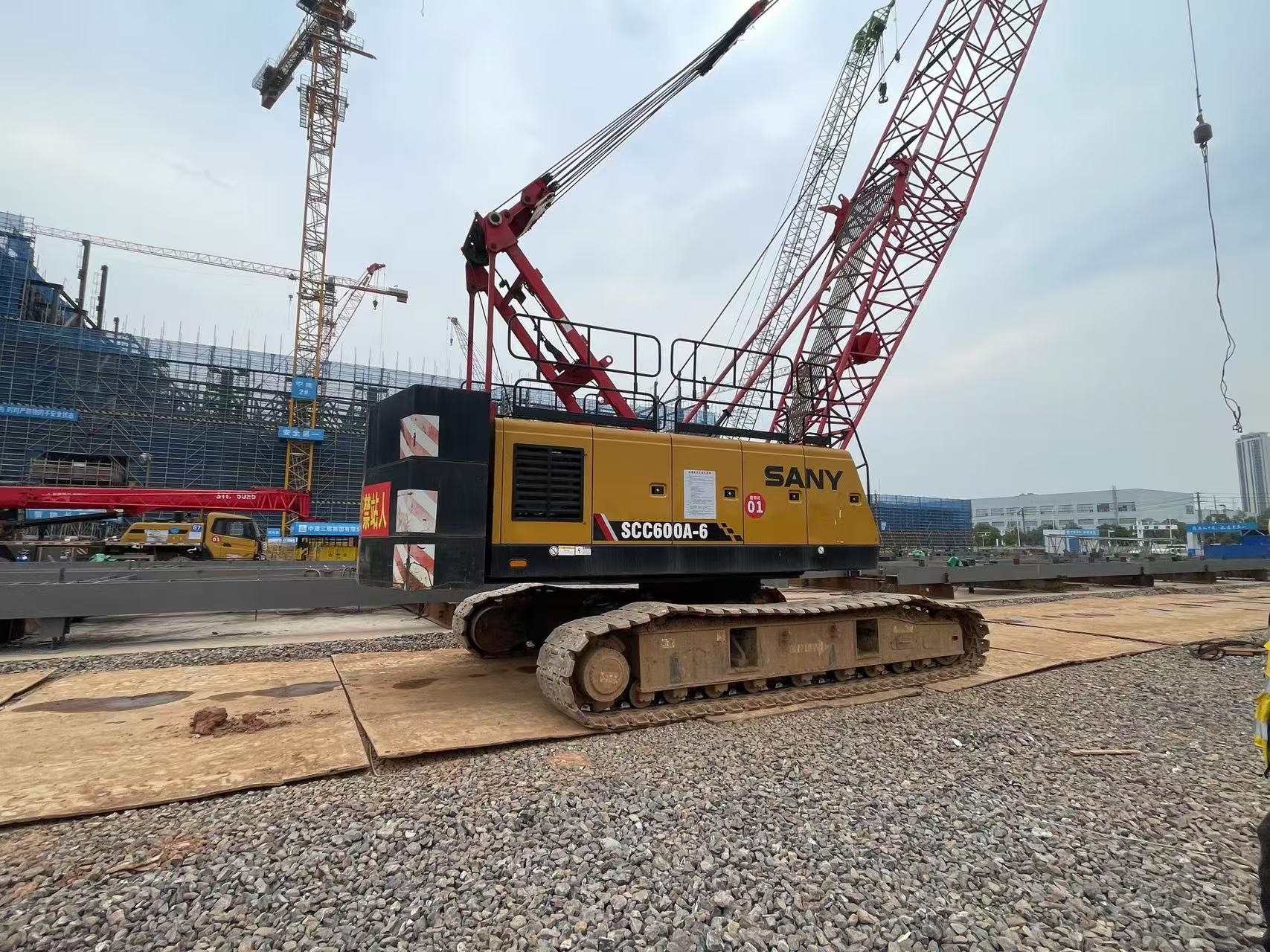 Extremely Efficient SCC600A-6 60 Ton Mobile Hydraulic Crawler Crane Heavy Lifting Equipment
