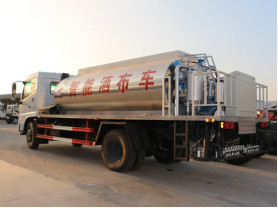 bitumen spray truck/ asphalt truck 4*2 10 cbm from China Cummins engine