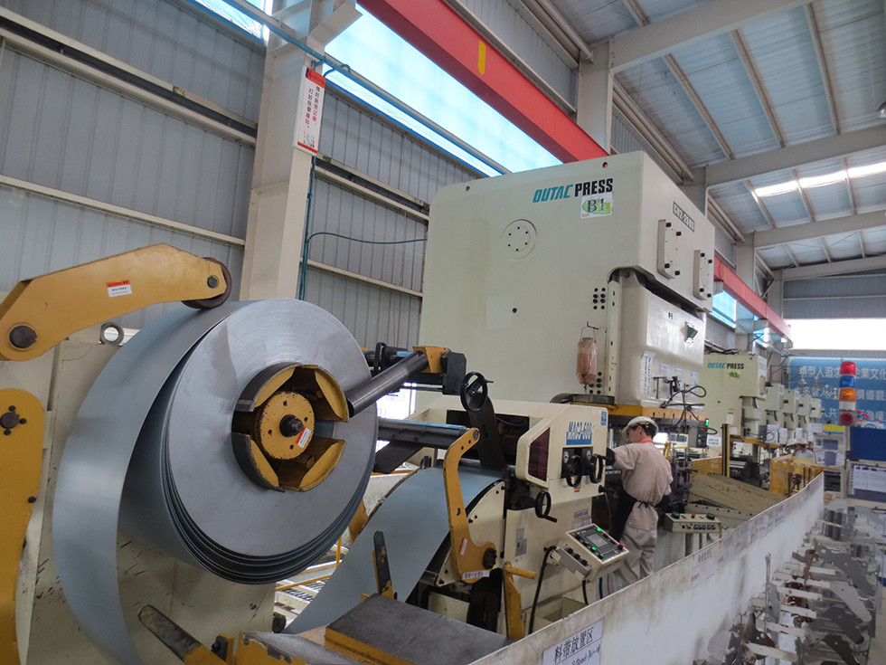 Automatic Metal Sheet Decoiler Straightening Machine Pneumatic Punching Tool Feeder