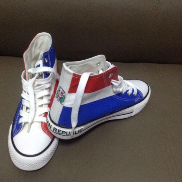 Buy cheap Canvas shoes in white color or others sports shoes from wholesalers