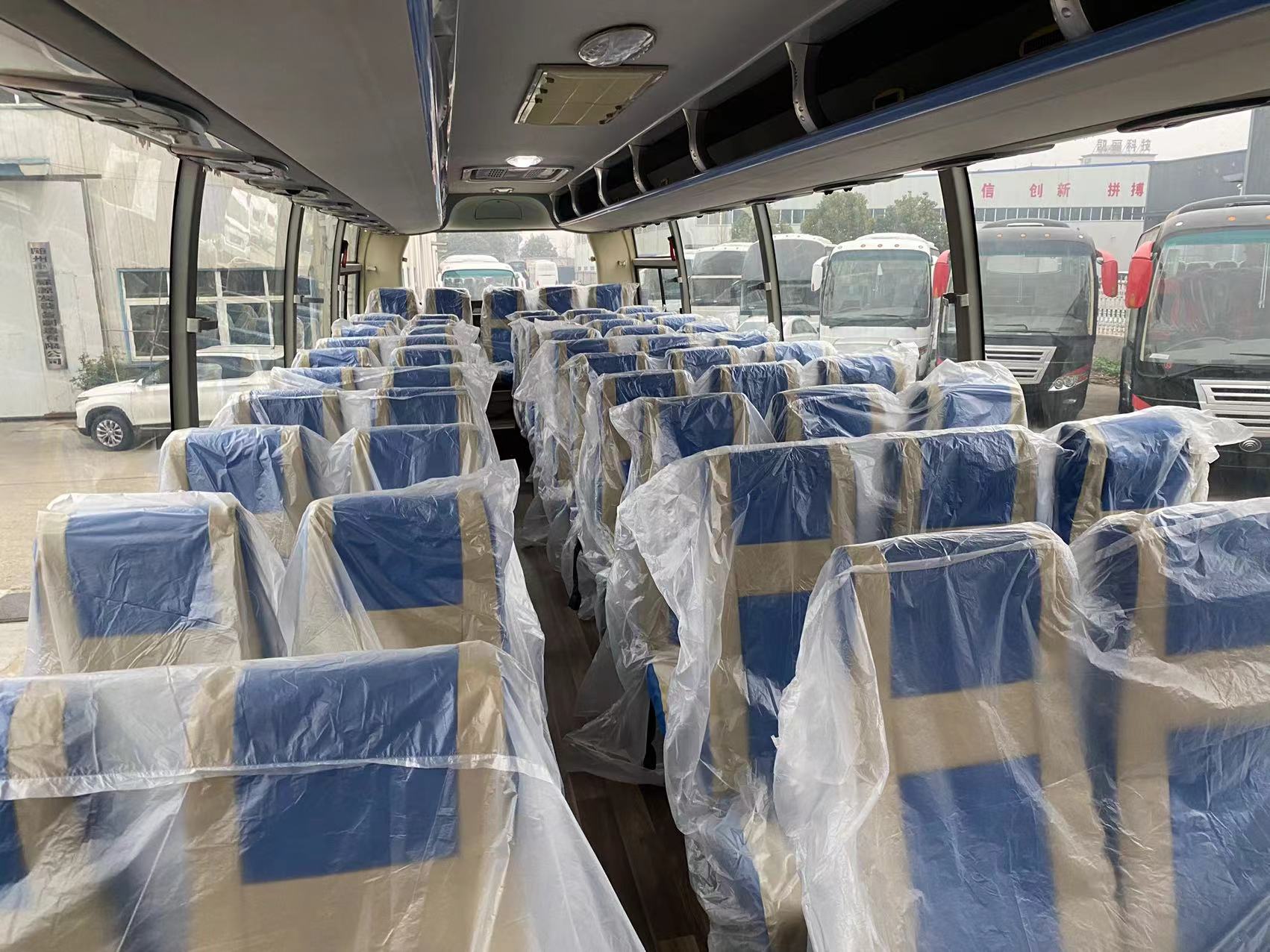 AC-Equipped 57 Seats Tourist Bus Luxury Coach Bus with 4-6L Engine Capacity