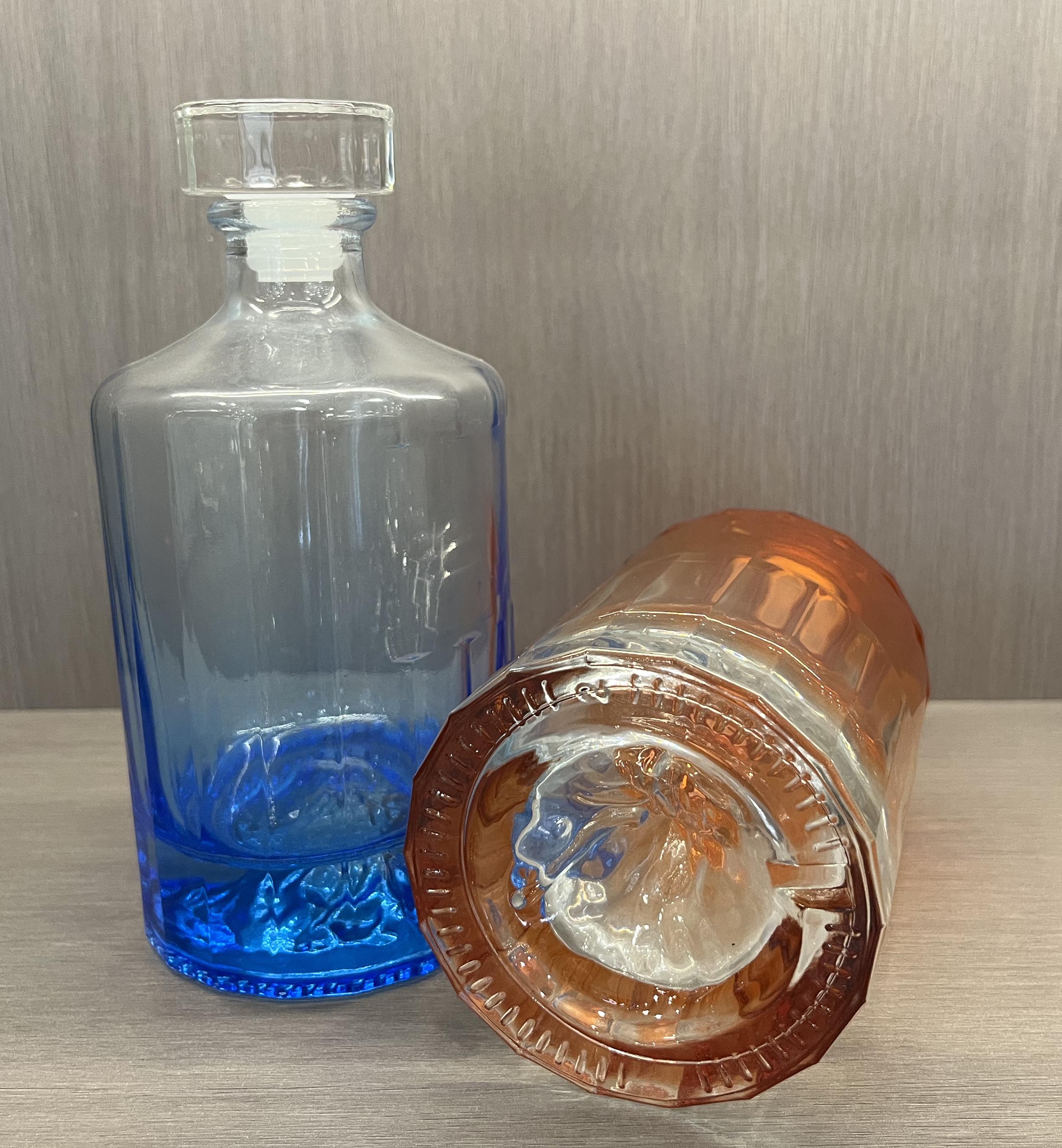 Glass Bottle for Whiskey Vodka Gin 500ml Capacity Mountain Design Spray Cap Included