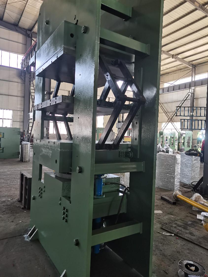 Rubber Solid OTR Tyre Hot Press Machine for Vulcanizing Molding 2600*1800*5800mm Size