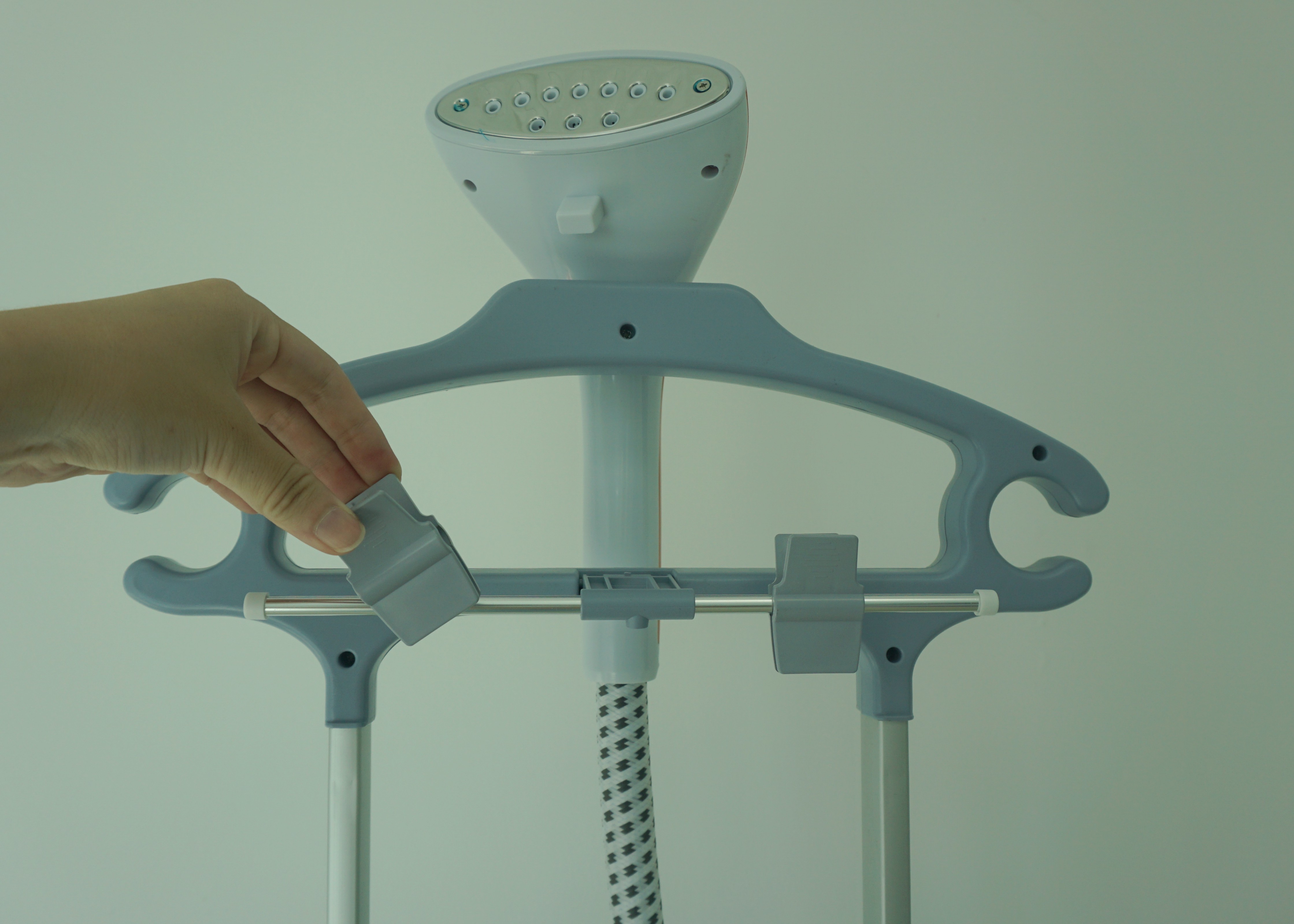 110 V / 220 V Flexible Hanging Garment Steamer Pink Or Customized For Clothing