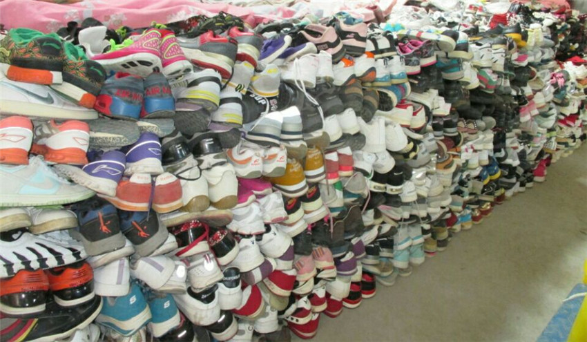used clothing . used shoes stock shoes and used shoes . give in discount than