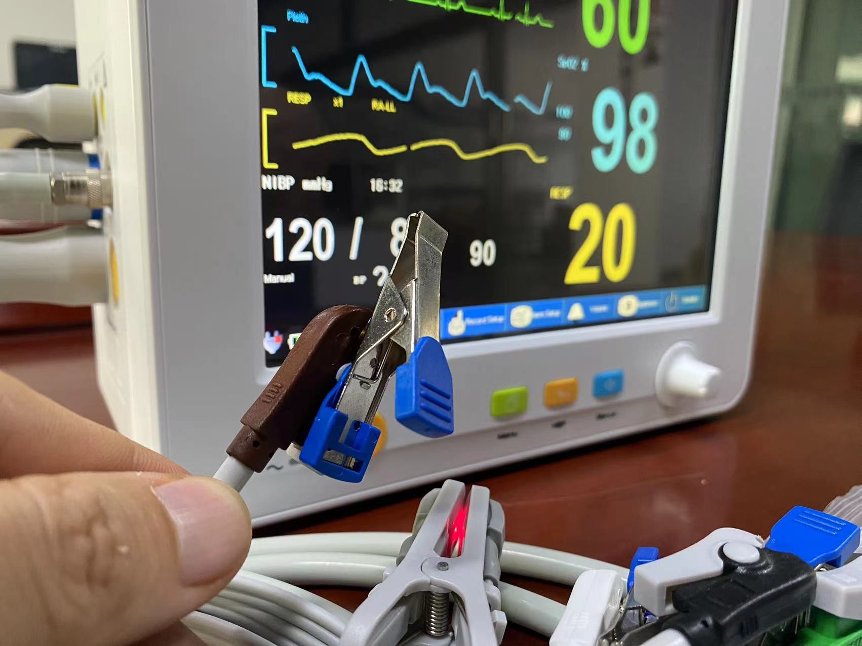 TFT LCD Screen Portable Veterinary Patient Monitor With ECG SPO2 NIBP Temp Measurement