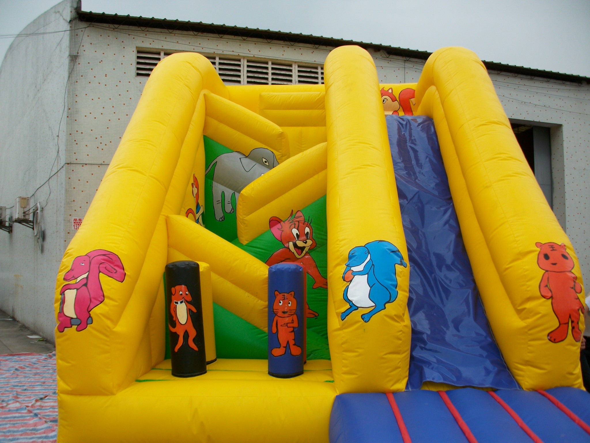 Yellow Plato Inflatable Animal Obstacle Slide 0.55mm PVC Tarpaulin With Digital Printing