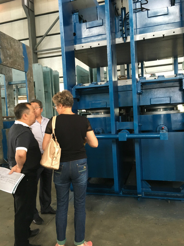 PLC Controlled Jaw Type Rubber Vulcanizing Press Machine for Tyre Tread Vulcanization