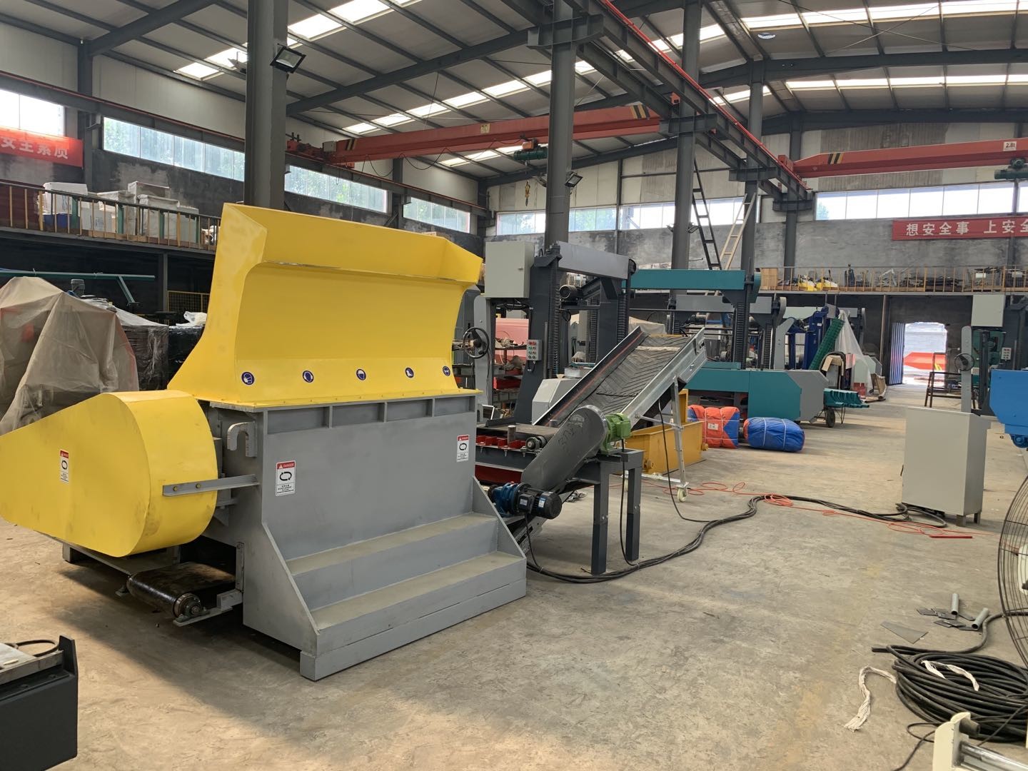 Pallet Grinding Chips Making Machine, Pallet Reclaiming Crusher with magnetic machine