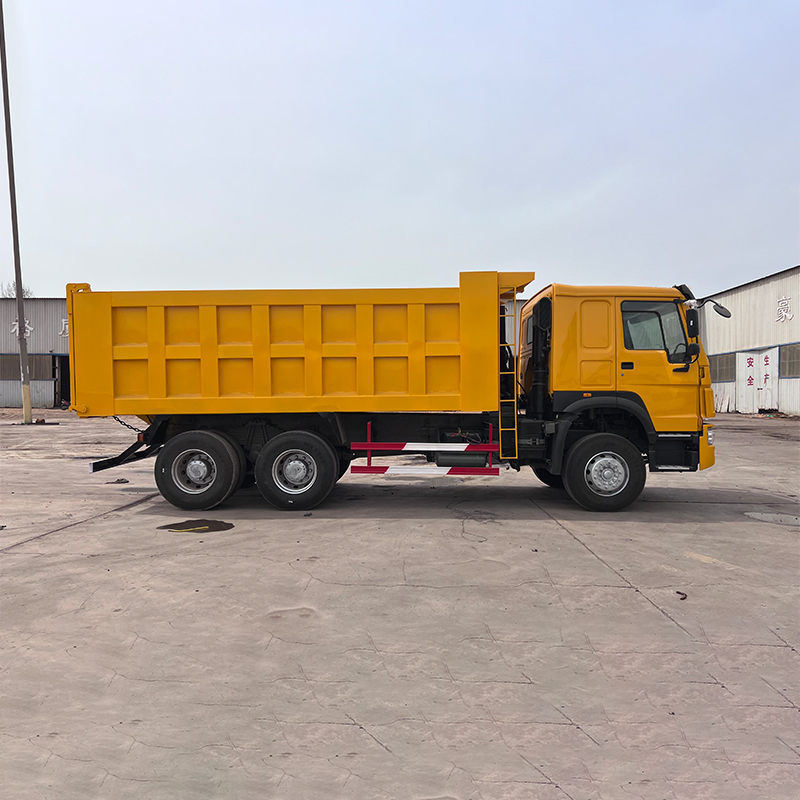 2.8*1.7*1.7 Cargo Tank Dimension Howo 12 Wheeler Tipper Truck 40 Ton Capacity