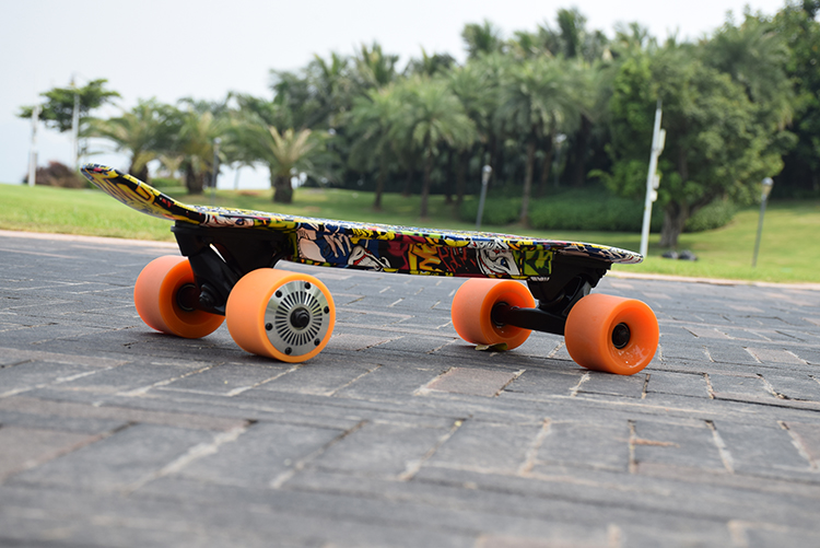 Fashion Mini Fish 4 Wheel Electric Skateboard PU Material 2200mAH