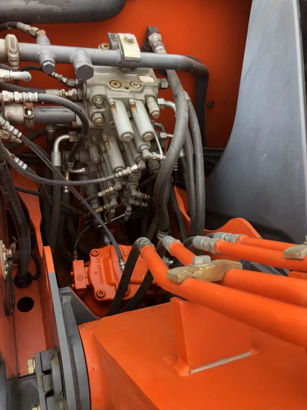 high performing excavator , Used Hitachi excavator zaxis 70 in a Good condition
