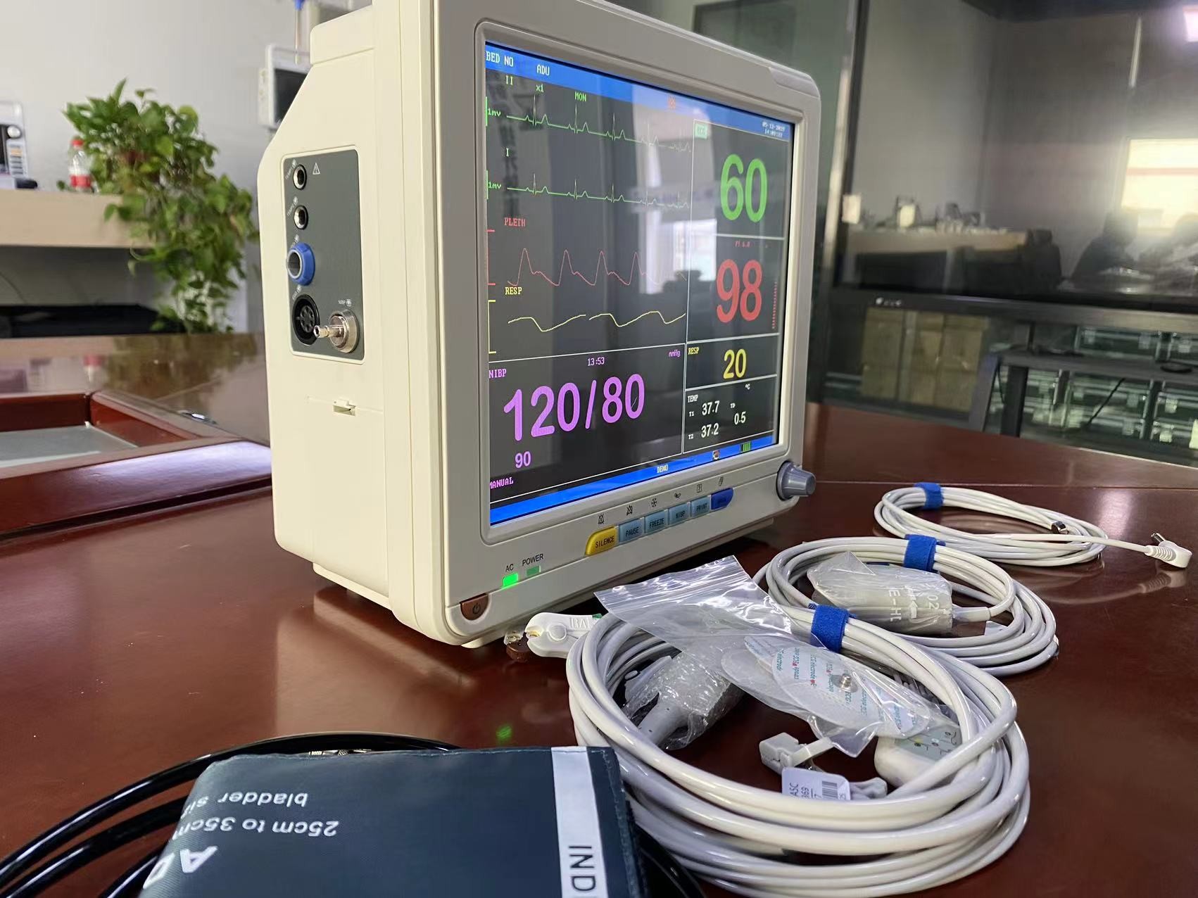 Lightweight Hospital Patient Vital Signs Monitors With ECG SPO2 NIBP Temp Measurement