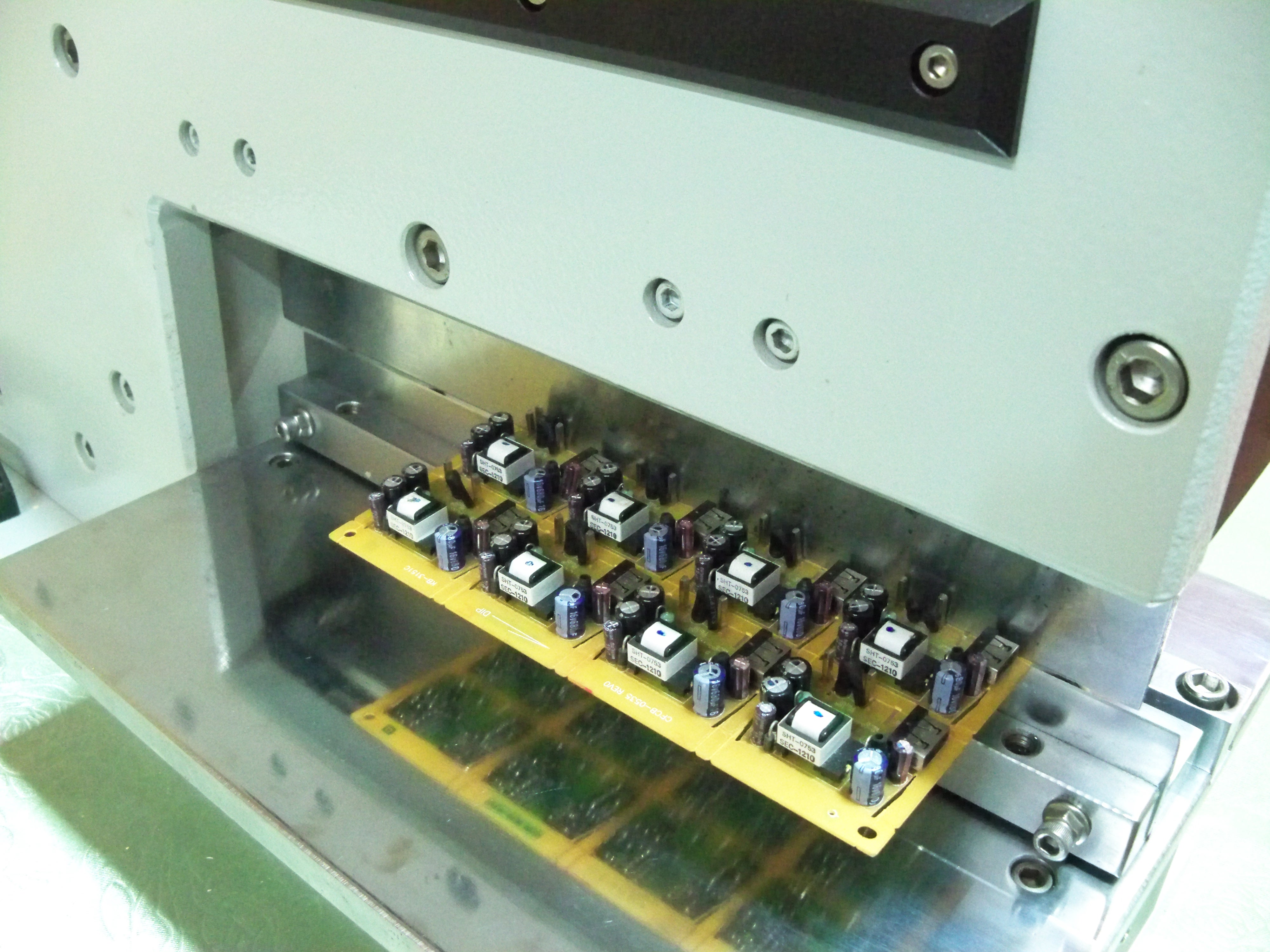 PCB Cutting Machine with CE Approval & High Accuracy Pneumatic
