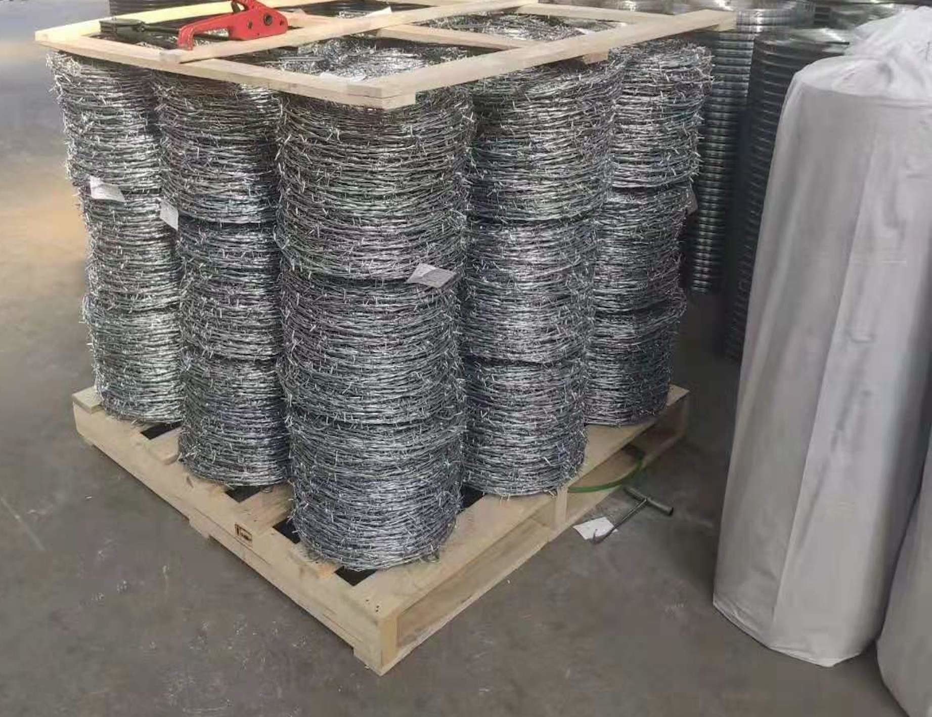 Yellow Fence Razor Barbed Wire Electrostatic Prison Razor Wire Powder Spraying