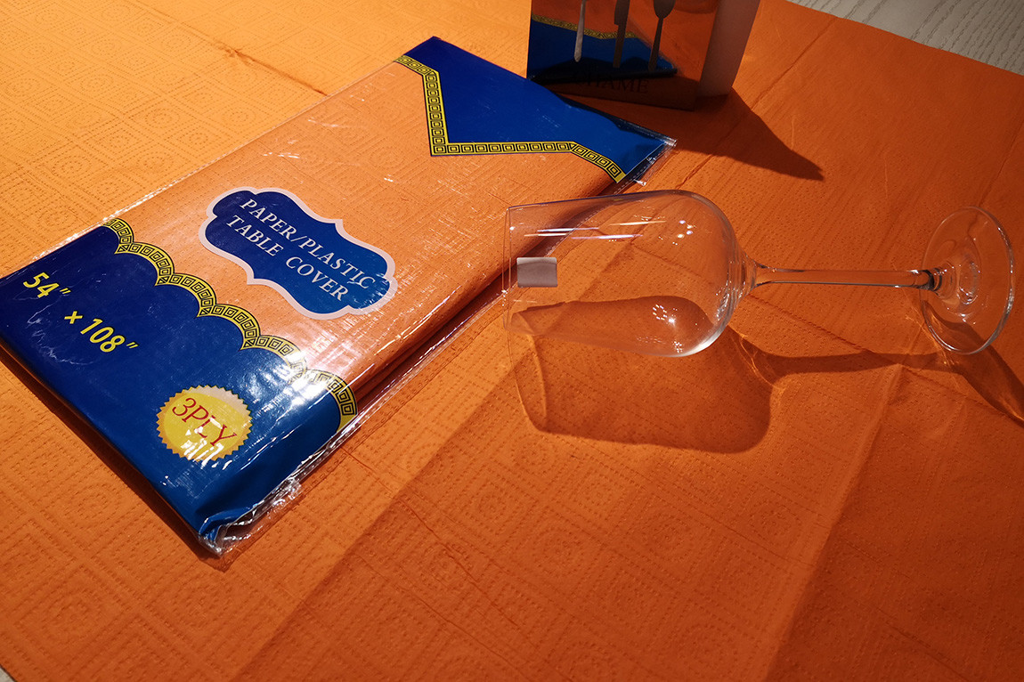 Unscented Non-Toxic Environmentally Paper Table Cloth Disposable And Absorb Water Well