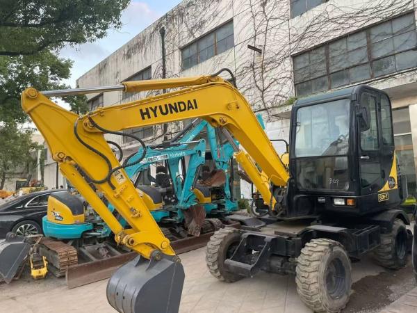 Buy cheap Used R60W-7 Mini Hyundai Wheeled Excavator Stable And High Efficiency from wholesalers