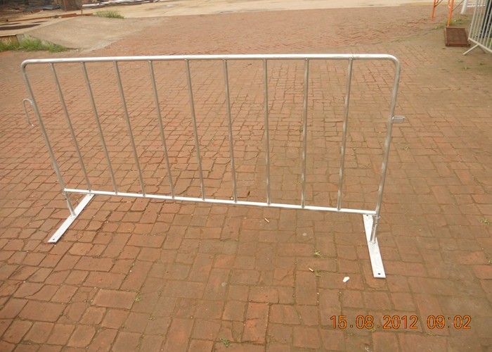 Metal Crowd Control Barriers Silver Color Weather Resistant For Vehicles Stopping