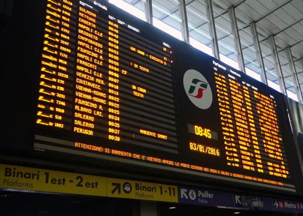 Buy cheap Yaham Electronic Airport Flight Information Screen Installed At Station Entrance from wholesalers