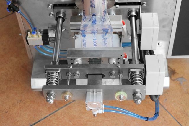 auto bag grain 1kg powder grain nuts wet grains filling machine filling and sealing machine