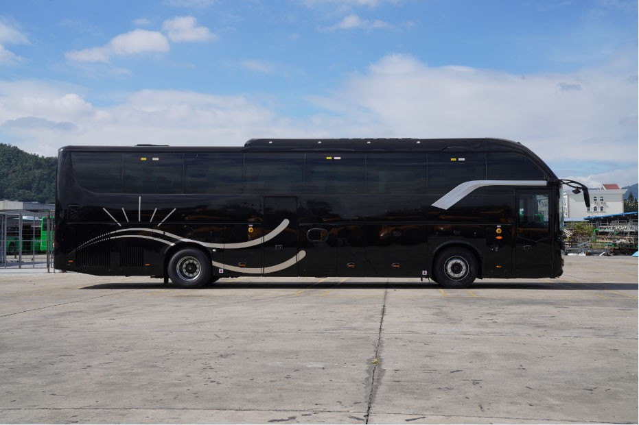 12m Used Diesel Coach Bus with YC6MK380-30 Engine Model and 6DS180T Gear Box at Affordable