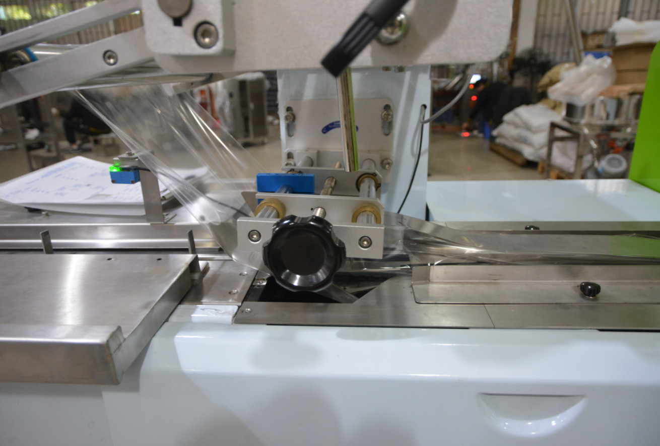 Door Handle Flow Wrap Packing Machine 120 Bags/Min Pillow Wrapping Machine