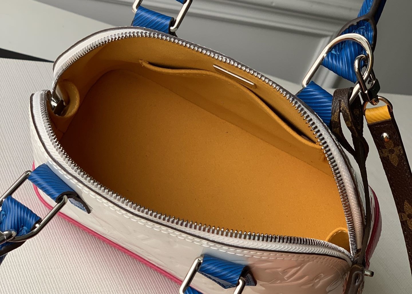 Cute Assorted Colors Leather Womens Luxury Handbag Shell Shape