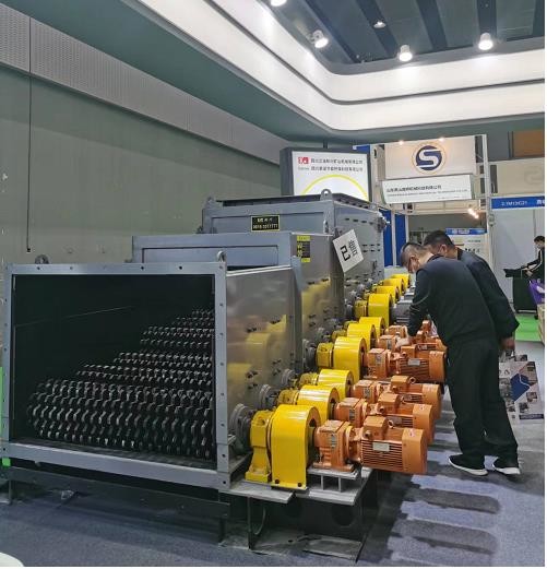 240-700 TPH Throughput Roller Screening Machine Sieve Aggregates With Different Particle Sizes