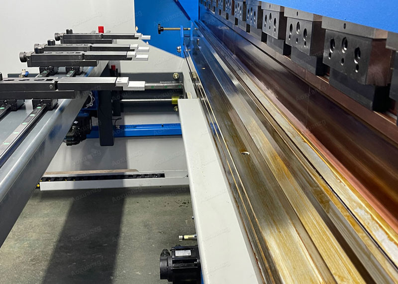 Delem DA53T Fully Computer Controlled Hydraulic Press Brake 220t 3200mm Press Bending Machine Manufacturing