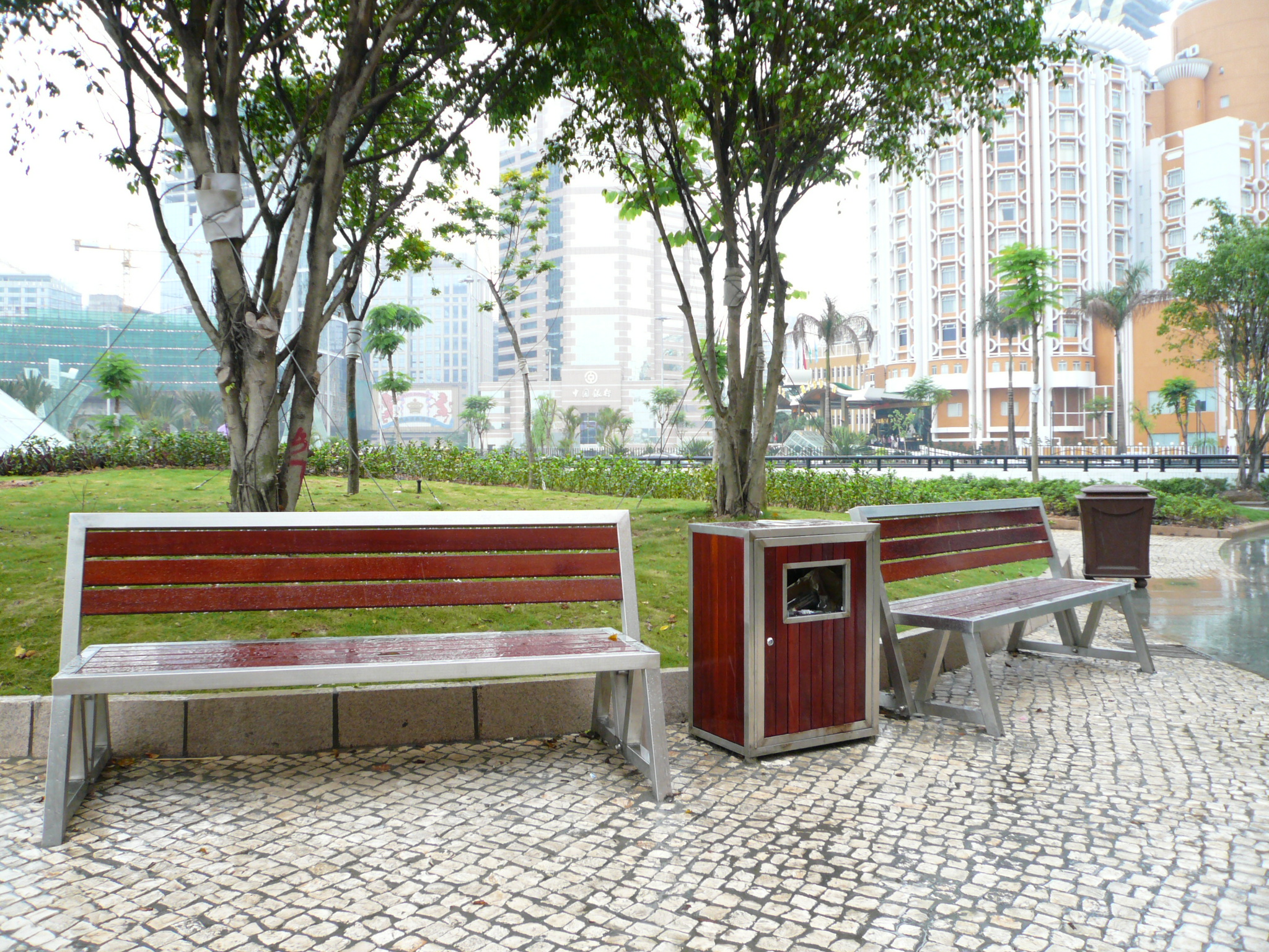Surface Mounted Metal Outdoor Trash Bin Rectangular Shape For Public