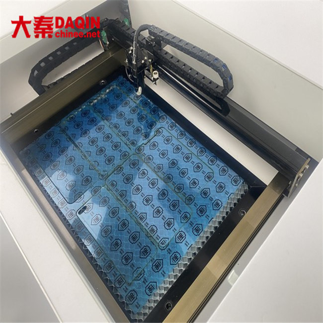 Daqin Screen Protector Laser Cutting Machine For Mobile Privacy Protector 700W 50Hz