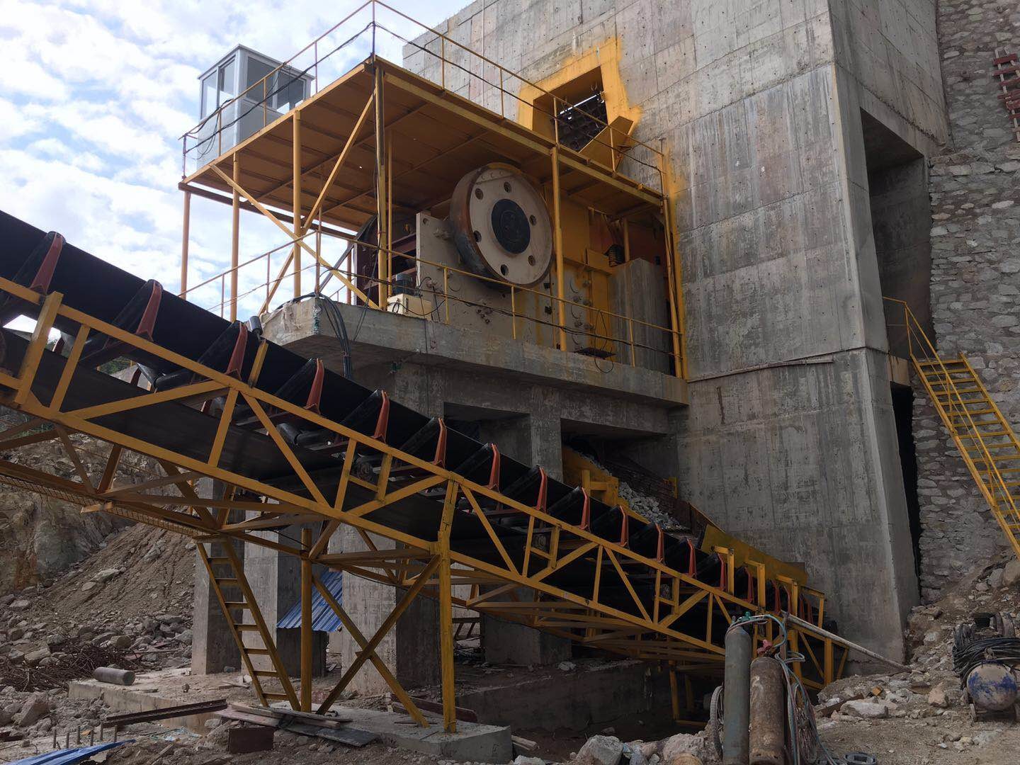 Mining Quarry Granite Basalt Limestone Gravel Crushing Machine