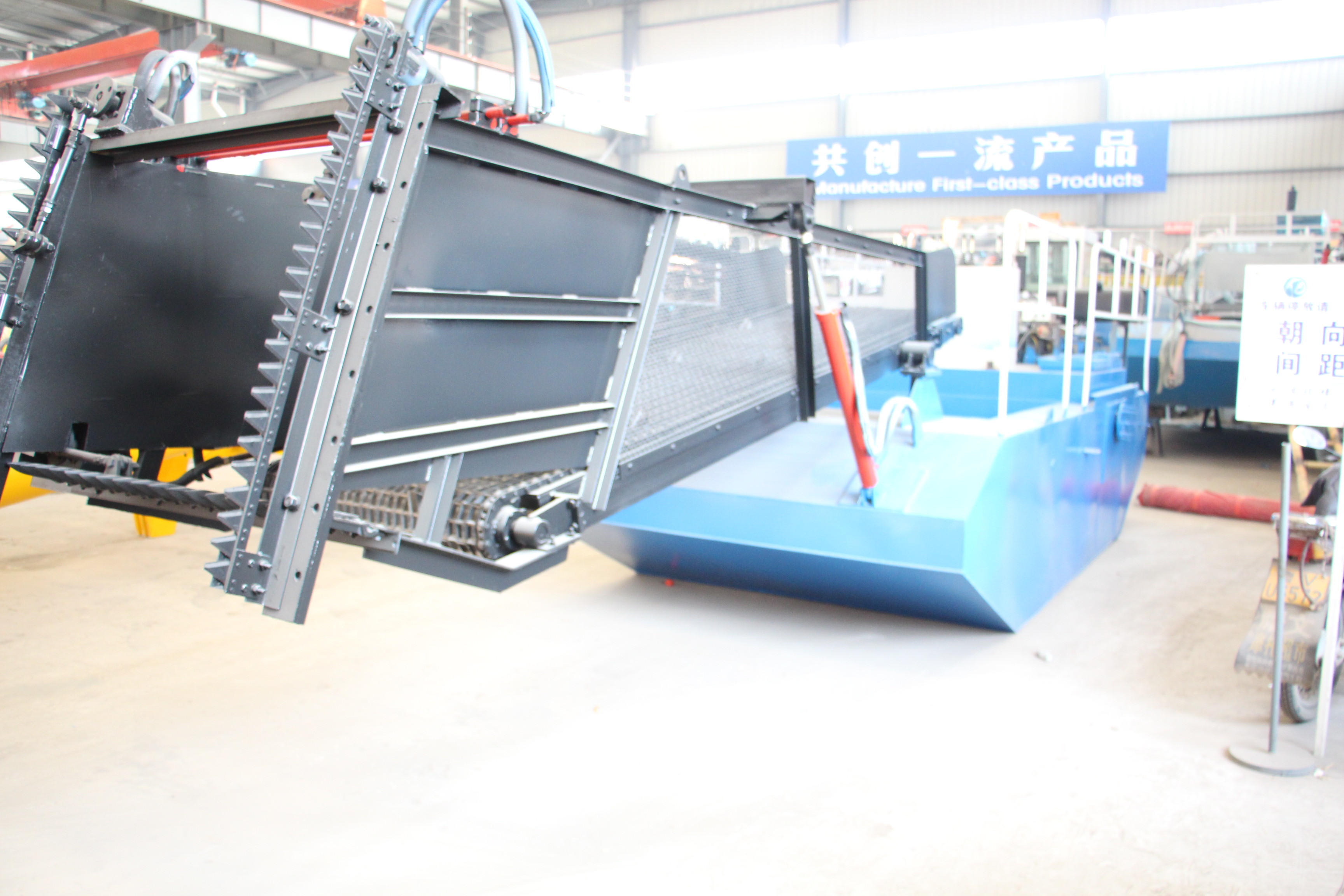 Head Dredging Brand Aquatic Weed Harvester Boat With Big Capacity For River Herb Collection And Transportation