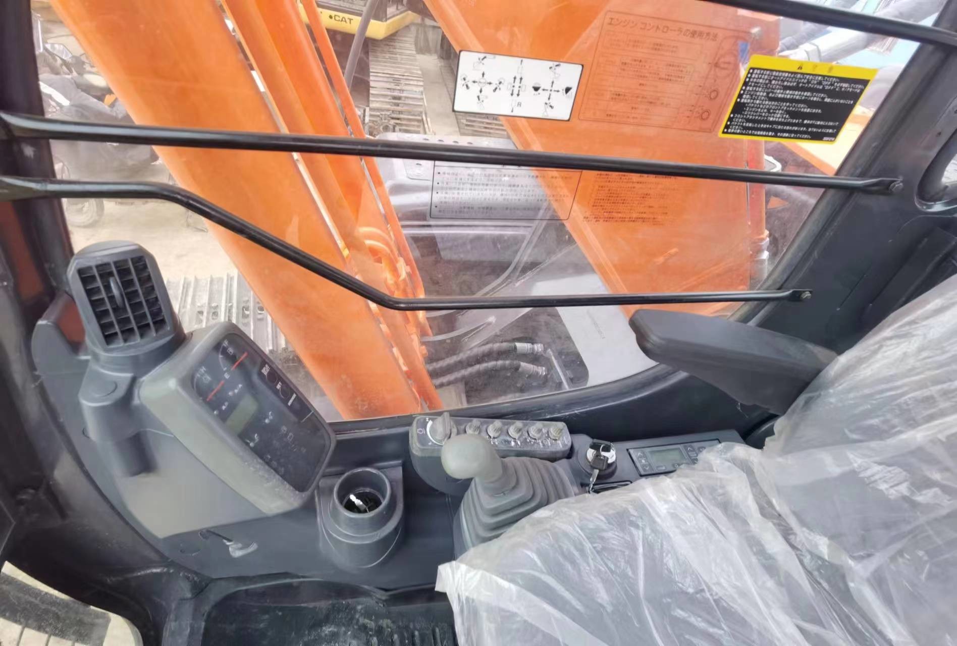 Used Medium Size Earth Moving Excavator ZX200 With Bearing Bucket