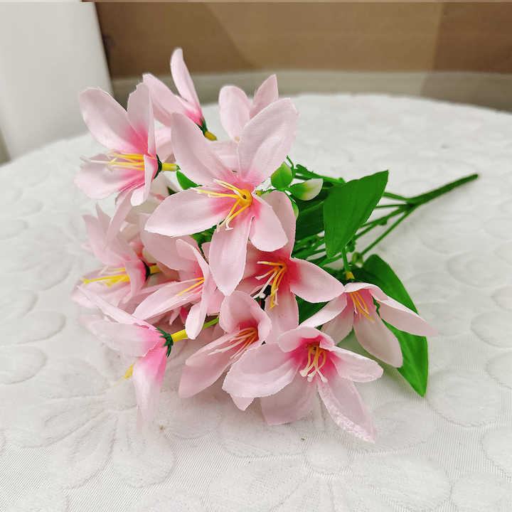 Manufacturers Direct Selling Artificial Lily Flower Bouquet Hot Sale Home Decoration Wedding Celebration Fake Flower Bouquet