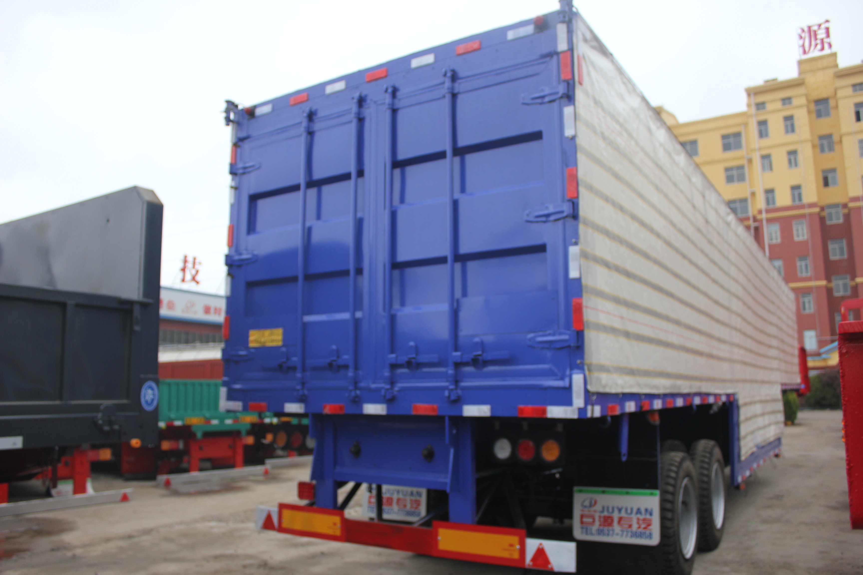 Customised 3 Axles Curtain Side Cargo Trailer for Smooth and Safe Transportation