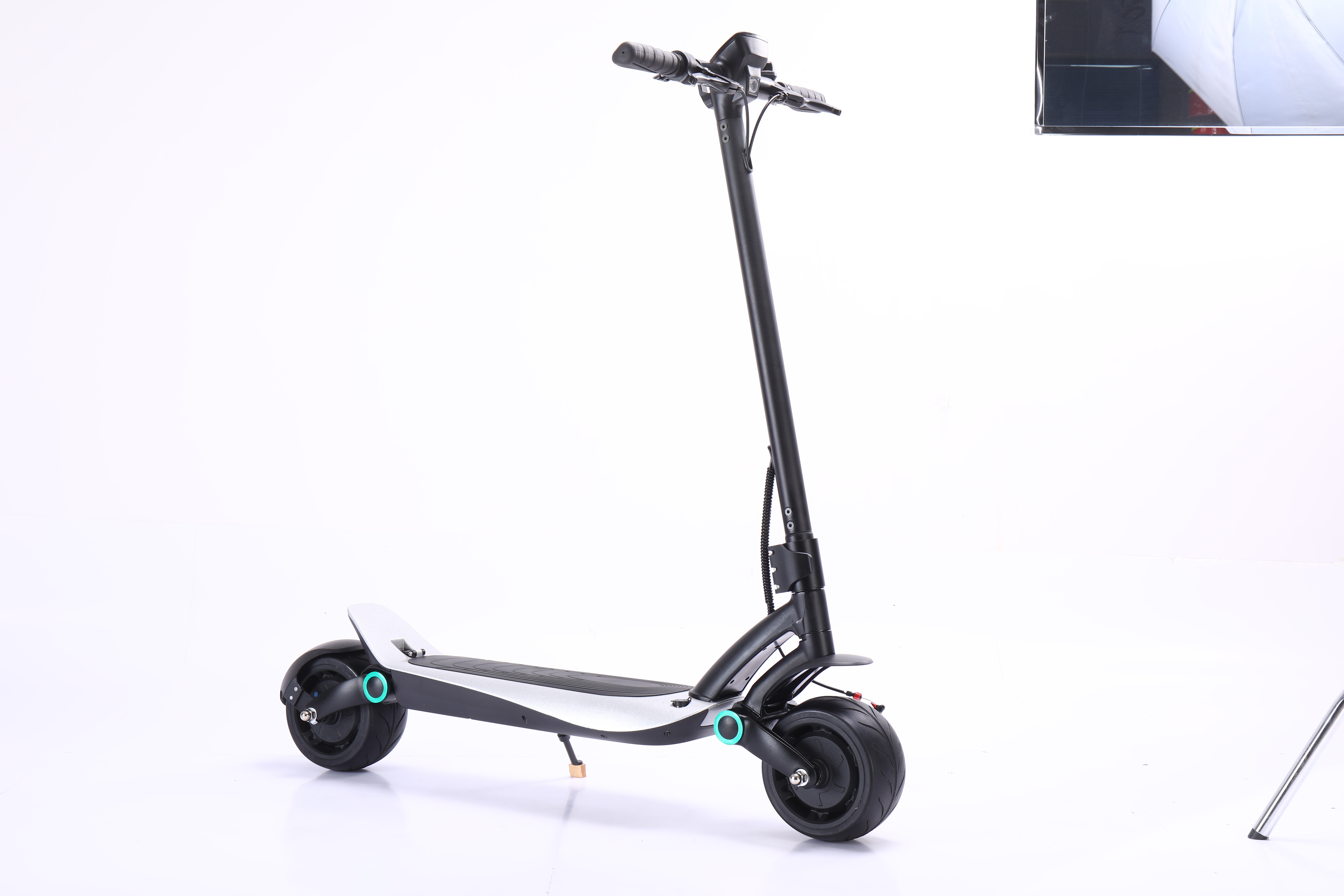 On sale fashionable electric scooter with lithium battery and motor