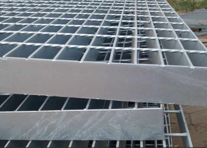 Steel Walkway Grating Heavy Duty Anti Slip Safety Tread for Industrial Use