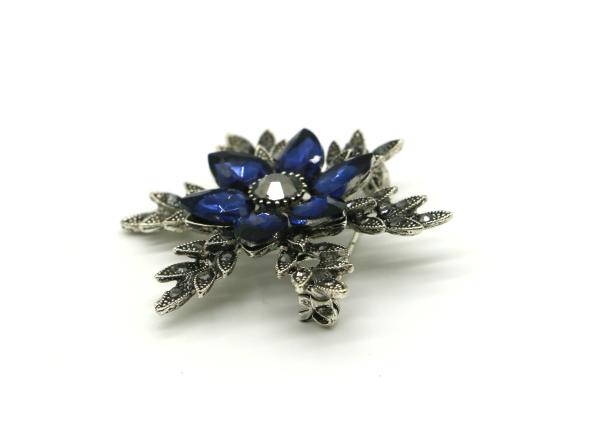 Buy cheap Leaf Shape Fashion Brooch Pin Sapphire Crystal Inlaid OEM ODM from wholesalers