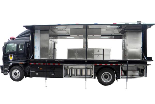 Buy cheap Big 100 Persons 6.87L Rolling Kitchens Food Trucks from wholesalers