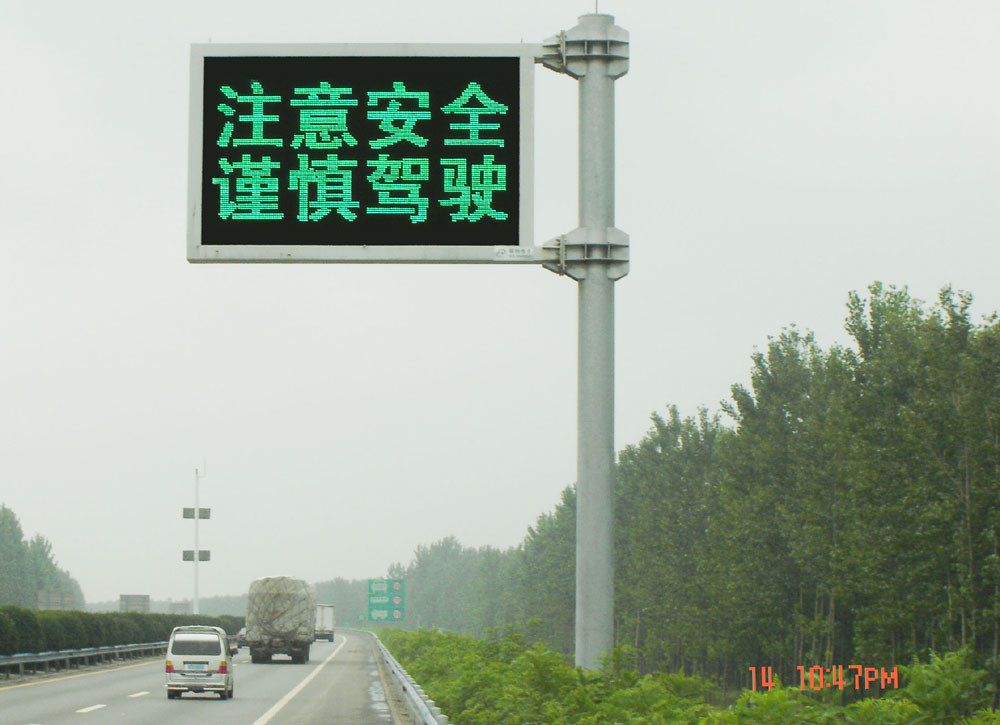 Cast Aluminum Street Light Pole 5-15m 132KV Traffic Control Signs Customized Color