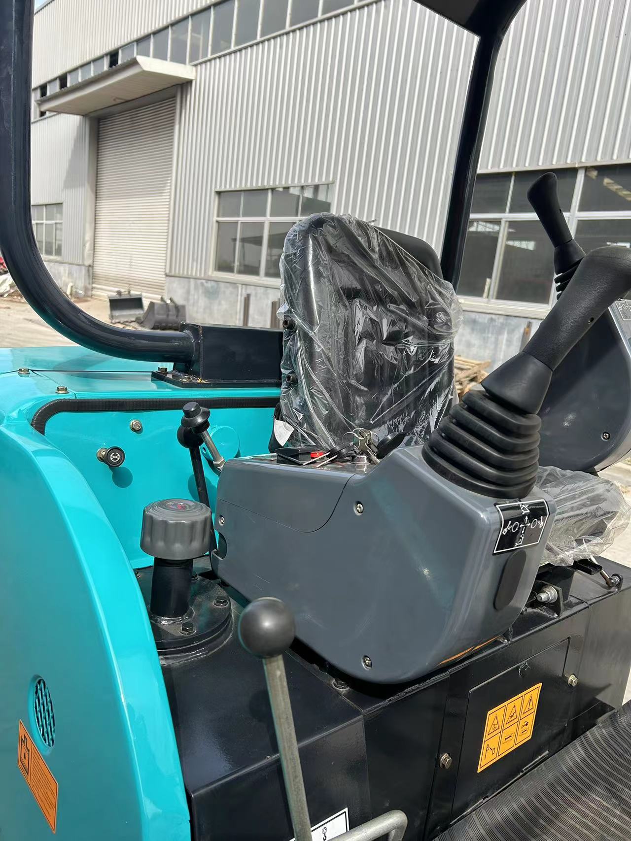 1.7ton Hydraulic Crawler Excavator With 0.06m3 Bucket Capacity And 18.1kw Power