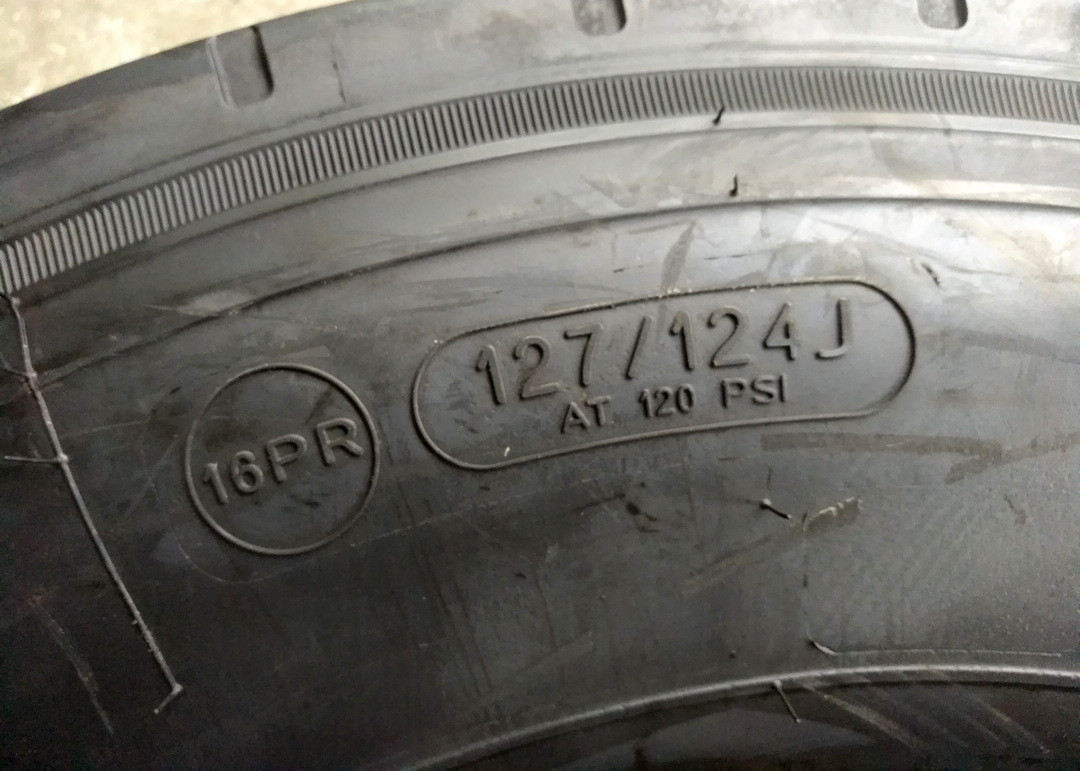 Zigzag Grooves Light Truck Tires 215/75R17.5 Enforced Structure For All Position