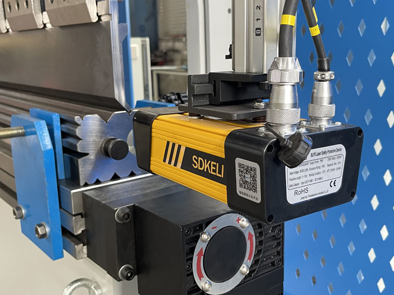 Mini Elctric Hydraulic Press Bending Machine 40T Delem DA53T Controller Press Brake 1600MM